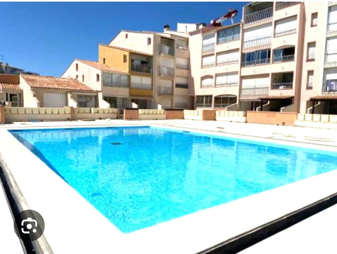 Centre Port,Studio Cosy,Vue Piscine Et Sur Le Parking Prive Ainsi Que Le Mont Saint Martin Agde Esterno foto