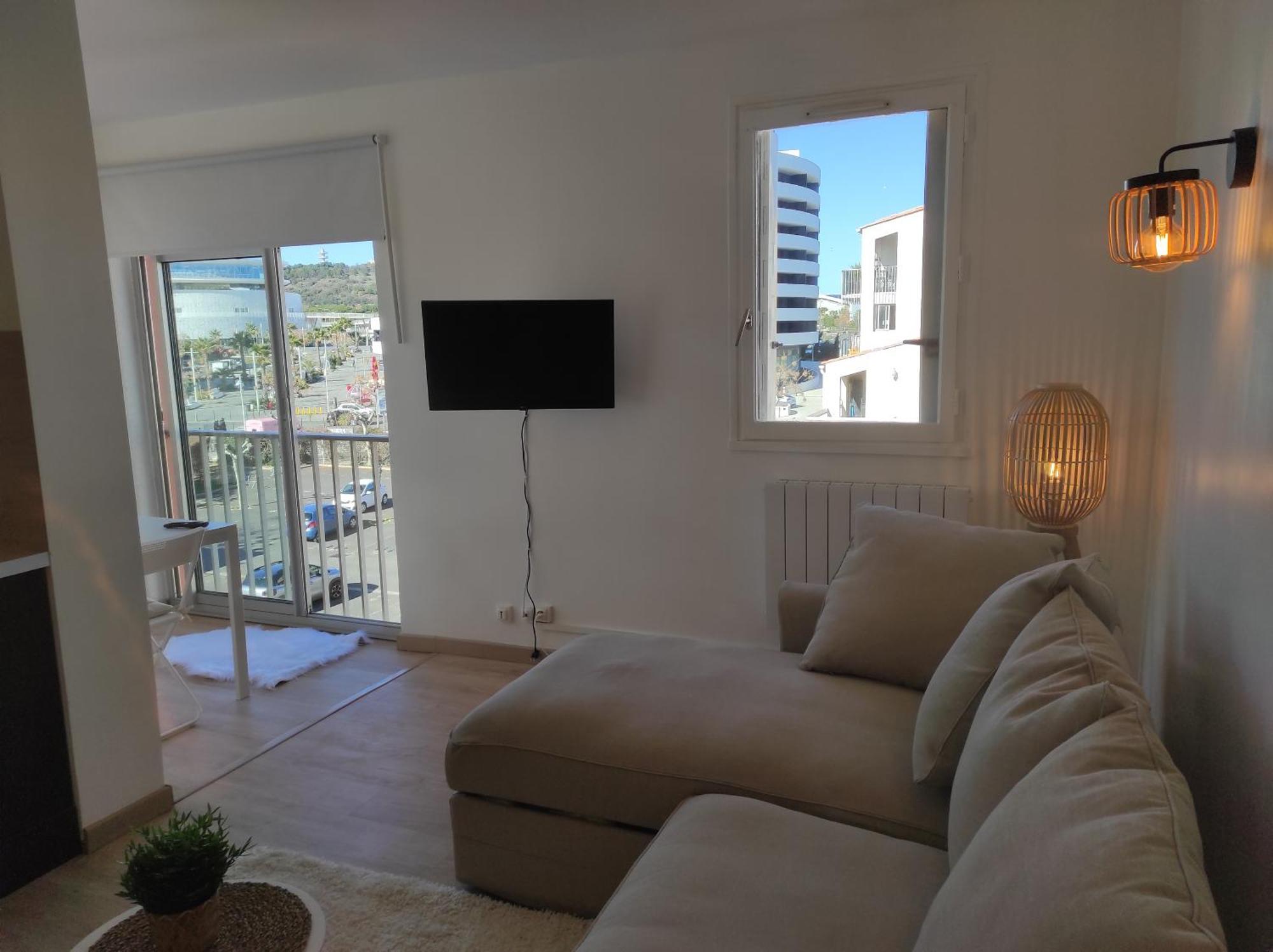 Centre Port,Studio Cosy,Vue Piscine Et Sur Le Parking Prive Ainsi Que Le Mont Saint Martin Agde Esterno foto